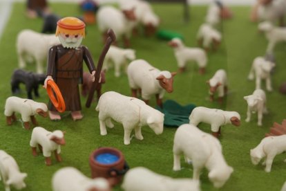 Belén de Playmobil en la oficina de Turismo en la Acera de Recoletos en Valladolid.- J.M. LOSTAU