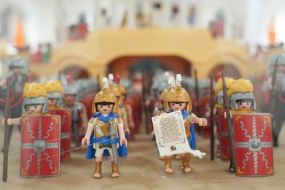 Belén de Playmobil en la oficina de Turismo en la Acera de Recoletos en Valladolid.- J.M. LOSTAU