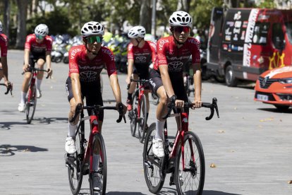 Salida neutralizada de la XXX Vuelta Ciclista júnior a Valladolid. PHOTOGENIC/ CARLOS LLORENTE