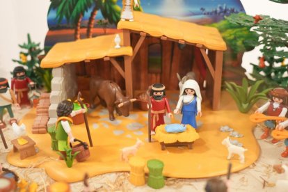 Belén de Playmobil en la oficina de Turismo en la Acera de Recoletos en Valladolid.- J.M. LOSTAU