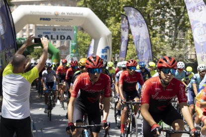 Salida neutralizada de la XXX Vuelta Ciclista júnior a Valladolid. PHOTOGENIC/ CARLOS LLORENTE