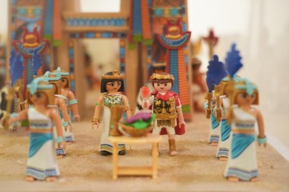 Belén de Playmobil en la oficina de Turismo en la Acera de Recoletos en Valladolid.- J.M. LOSTAU
