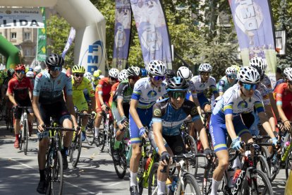 Salida neutralizada de la XXX Vuelta Ciclista júnior a Valladolid. PHOTOGENIC/ CARLOS LLORENTE