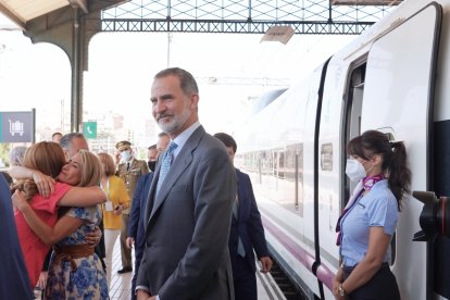 El rey en la parada de Valladolid del AVE Madrid-Burgos.- ICAL