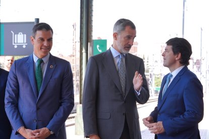 El rey en la parada de Valladolid del AVE Madrid-Burgos.- ICAL