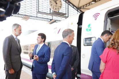 El rey en la parada de Valladolid del AVE Madrid-Burgos.- ICAL
