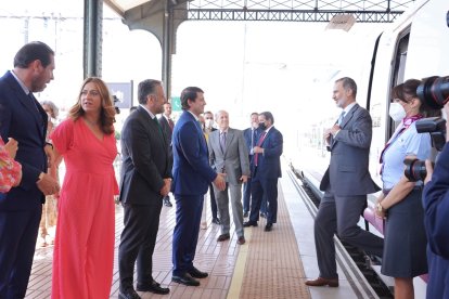 El rey en la parada de Valladolid del AVE Madrid-Burgos.- ICAL
