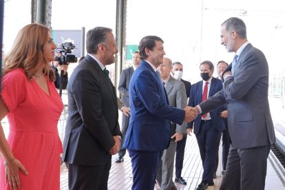 El rey en la parada de Valladolid del AVE Madrid-Burgos.- ICAL