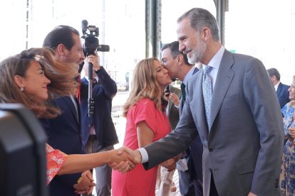 El rey en la parada de Valladolid del AVE Madrid-Burgos.- ICAL
