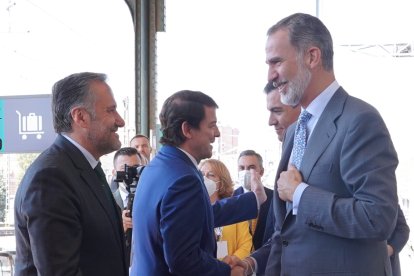 El rey en la parada de Valladolid del AVE Madrid-Burgos.- ICAL