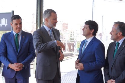 El rey en la parada de Valladolid del AVE Madrid-Burgos.- ICAL