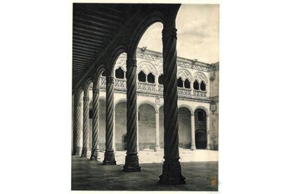 Claustro del Colegio de San Gregorio, sede del Museo Nacional de Escultura, en la década de 1970
.-ARCHIVO MUNICIPAL VALLADOLID
