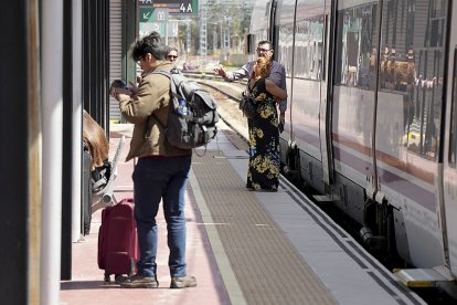 Tren de Media Distancia en la estación de Valladolid. PHOTOGENIC