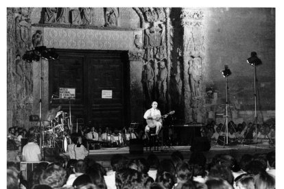 Recital en la fachada del Museo Nacional de Escultura en 1982
.-ARCHIVO MUNICIPAL VALLADOLID
