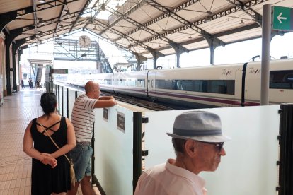 Parada del tren inaugural de la Línea Madrid Burgos en Valladolid.- ICAL