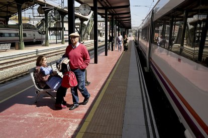 Tren de Media Distancia en la estación de Valladolid. PHOTOGENIC