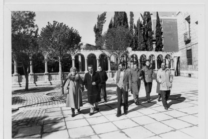 Visita de la corporación municipal a la calle Cadenas de San Gregorio tras su peatonalización en 1986 .-ARCHIVO MUNICIPAL VALLADOLID