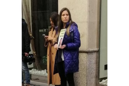 Sara, la prima de Esther, en la concentración. E. M.