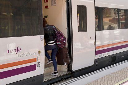 Tren de Media Distancia en la estación de Valladolid. PHOTOGENIC