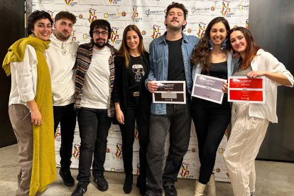 Bulsara, Rubencio e Isabel Muñoz junto a la concejala delegada especial de Juventud, Carolina del Bosque Peón - E.M.