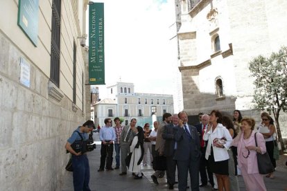 Presentación del info móvil de turismo en 2005 en el lateral de San Pablo.-ARCHIVO MUNICIPAL VALLADOLID