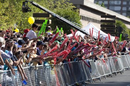 Los aficionados de Valladolid esperan en Isabel La Católica a la llegada de la Vuelta en septiembre de 2012. / PHOTOGENIC