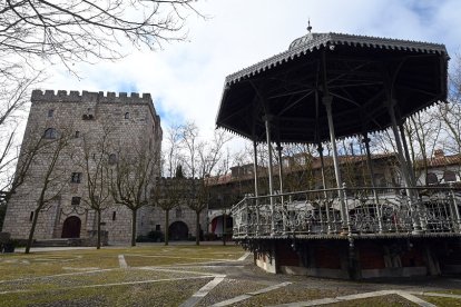 El torreón del hotel Landa, un cinco estrellas con sabor medieval y un clásico entre los visitantes de Burgos. / SANTI OTERO