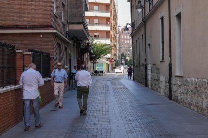 Calle León en la zona de San Pablo .-J.M. LOSTAU