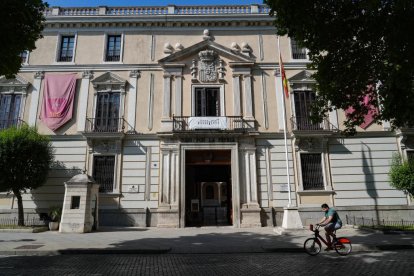 Palacio Real frente a San Pablo.-J.M. LOSTAU