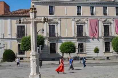 Palacio Real frente a San Pablo.-J.M. LOSTAU