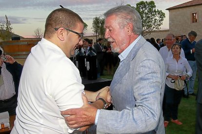 Dani García saluda al bodeguero Mariano García.