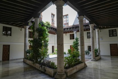 Patio en un edificio de la calle Prado en la zona de San Pablo.-J.M. LOSTAU