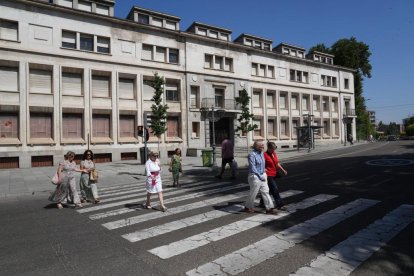 Antiguo colegio El Salvador en la plaza de San Pablo.-J.M. LOSTAU