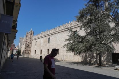 Colegio de San Gregorio. Museo Nacional de Escultura en la calle Cadenas de San Gregorio.-J.M. LOSTAU