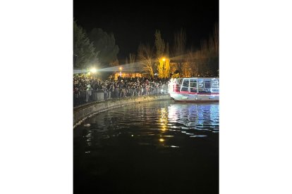 Los Reyes Magos llegan en barco a Medina de Rioseco. MARÍA CARNERO