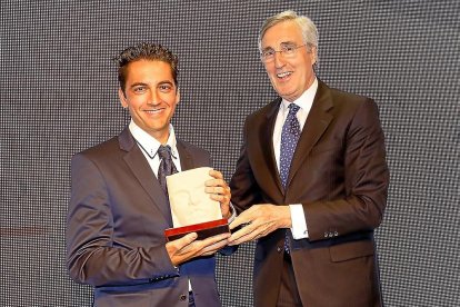 Diego González Aguilera, responsable del grupo TIDOP, recogió el premio que le entregó José Luis Rivas, alcalde del Ayuntamiento de Ávila. Para González Aguilera, el galardón supone una forma de «visibilización muy grande en la Agencia Espacial Europea (ESA)».