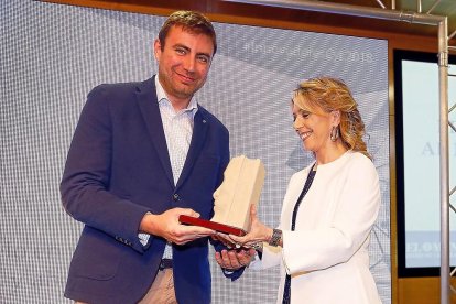 BURGOS / AGRAE El galardón al mejor proyecto de Burgos recayó en Agrae. Jorge Miñón, director técnico de la empresa, lo recibió de manos de Ana Isabel Bernabé, teniente de alcalde del Ayuntamiento de Burgos. «Es un reconocimiento a nuestro trabajo y una magnífica publicidad».
