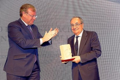 LEÓN / UNIVERSIDAD DE LEÓN Elías F. Rodríguez Ferri, doctor en Veterinaria, recibió el premio de manos de Antonio Silván, alcalde de León. Comentó que «es un reconocimiento al trabajo silencioso y dedicado en el que se mezclan el afán de conocer con el de desvelar los mecanismos que utilizan los patógenos».
