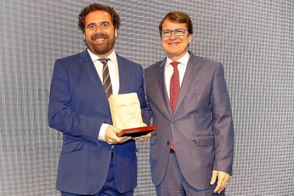 SALAMANCA / IMMUNOSTEP Alfonso Fernández Mañueco, alcalde de Salamanca, entregó el galardón a Ricardo Jara, consejero delegado de ImmunoStep. «Este premio supone un importante reconocimiento al trabajo que está llevando a cabo la compañía y un orgullo para todos los trabajadores».