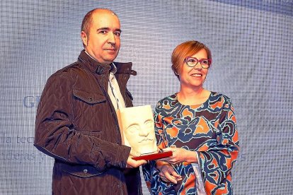 SEGOVIA / GRUDEM María Luisa Delgado, teniente de alcalde del Ayuntamiento de Segovia, entregó el galardón a Emilio Herranz, encargado de producción de Grudem. «Este reconocimiento refuerza nuestro compromiso en mantener la senda del trabajo y esfuerzo realizado».
