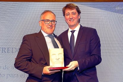 SORIA / ALFREDO CÓRDOVA Carlos Martínez, alcalde del Ayuntamiento de Soria, entregó el galardón a Alfredo Córdova, profesor del Instituto de los Estudios de Ciencias de la Salud de Castilla y León en Soria. «Es un honor el que se haya reconocido mi trayectoria como investigador».