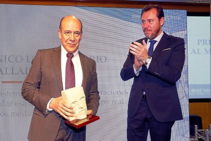 VALLADOLID / HOSPITAL CLÍNICO UNIVERSITARIO El cardiólogo Jerónimo Rubio fue el encargado de recoger el premio de manos de Óscar Puente, alcalde de Valladolid. Para Rubio, el premio es «un reconocimiento» al trabajo de todo el equipo. «A veces solo sale un nombre pero detrás está el trabajo de mucha gente».
