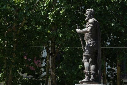 Escultura de Felipe II en la plaza de San Pablo del barrio de San Pablo.-J.M. LOSTAU