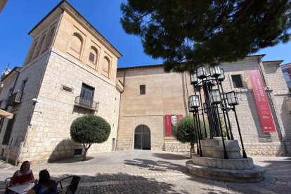 Casa del Sol. Museo Nacional de Escultura en la calle Cadenas de San Gregorio.-J.M. LOSTAU