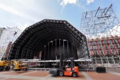 Montaje del escenario para los conciertos de la Plaza mayor en las fiestas de Valladolid 2023.- PHOTOGENIC