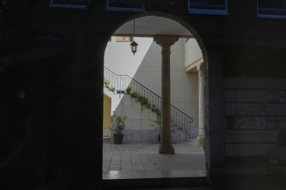 Portal nº9 de la calle Empecinado.-J.M. LOSTAU