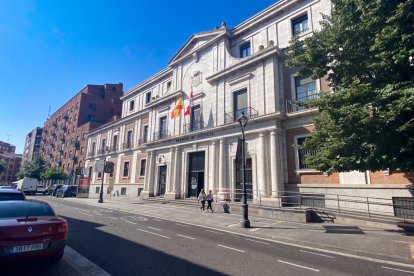 Audiencia Provincial en la calle Angustias del barrio.-J.M. LOSTAU