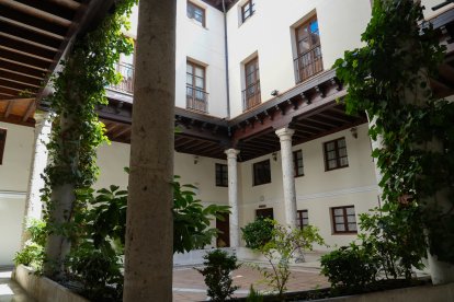 Patio en un edificio de la calle Prado.-J.M. LOSTAU