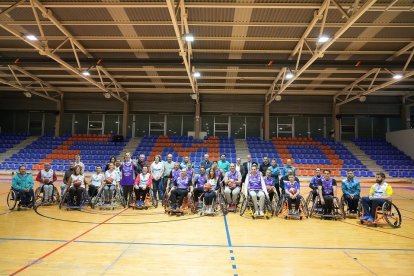 Partido de baloncesto en silla de ruedas con autoridades en el día de la Discapacidad. / J. M. LOSTAU