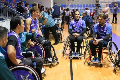 Partido de baloncesto en silla de ruedas con autoridades en el día de la Discapacidad. / J. M. LOSTAU
